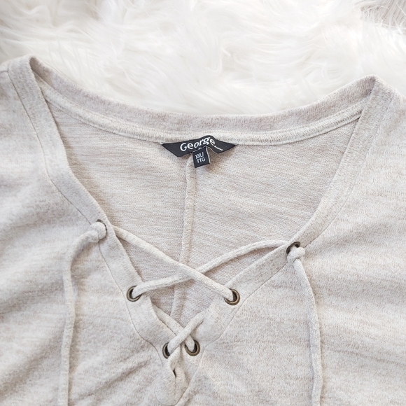 Asymmetrical V hem Sweater - Picture 3 of 8